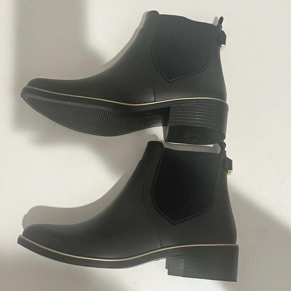Kate Spade Solstice Black Gold Rain Boots with Spade Detail Size 6